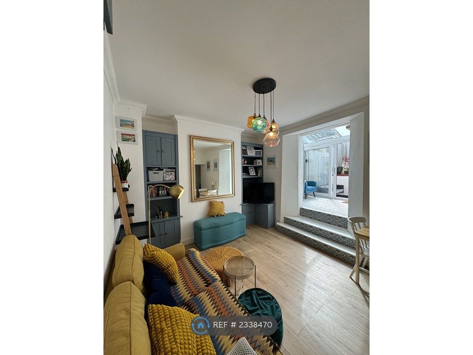 Property photo 1 of 12 Large Modern Lounge