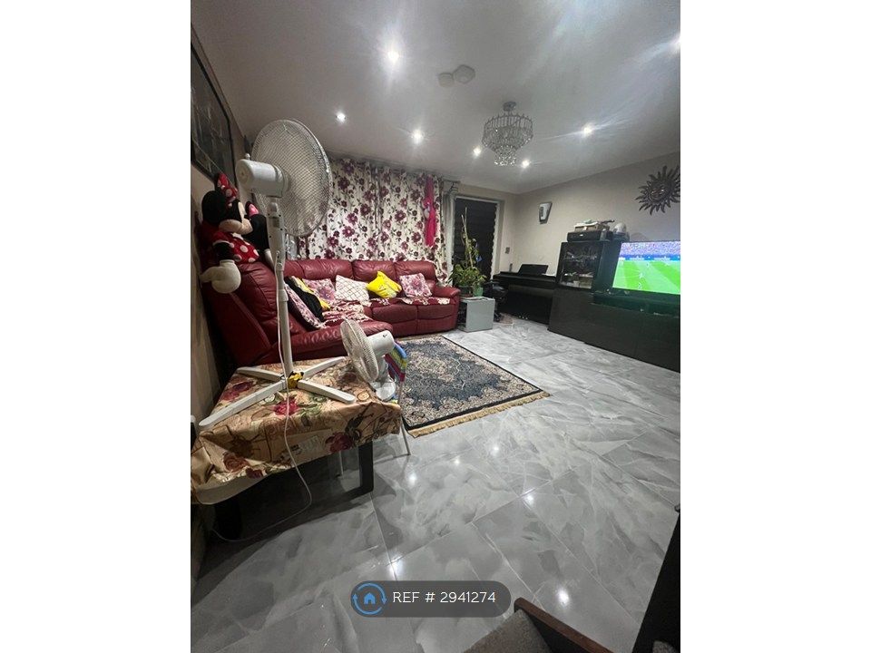 Property photo 3 of 18 Living Room
