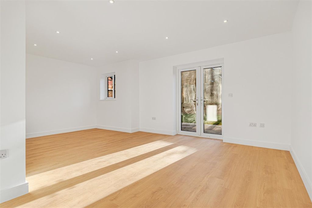 Property photo 3 of 24 16_67910.Jpg