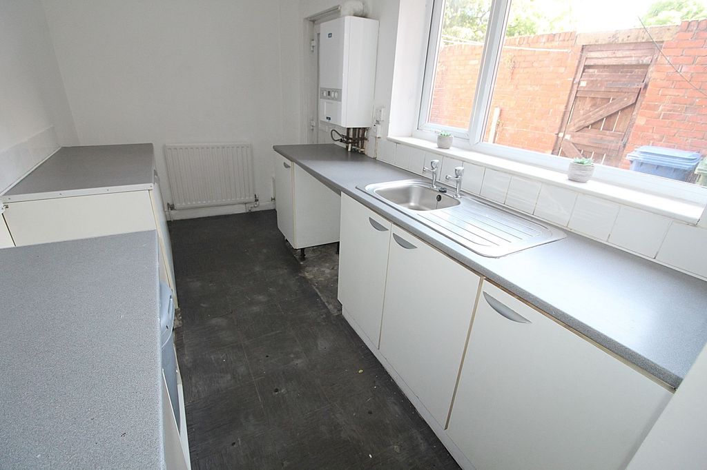 Property photo 3 of 12 Kitchen