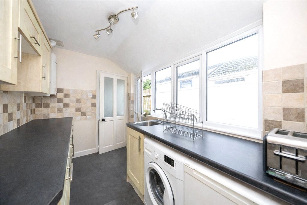 Property photo 2 of 9 Kitchen