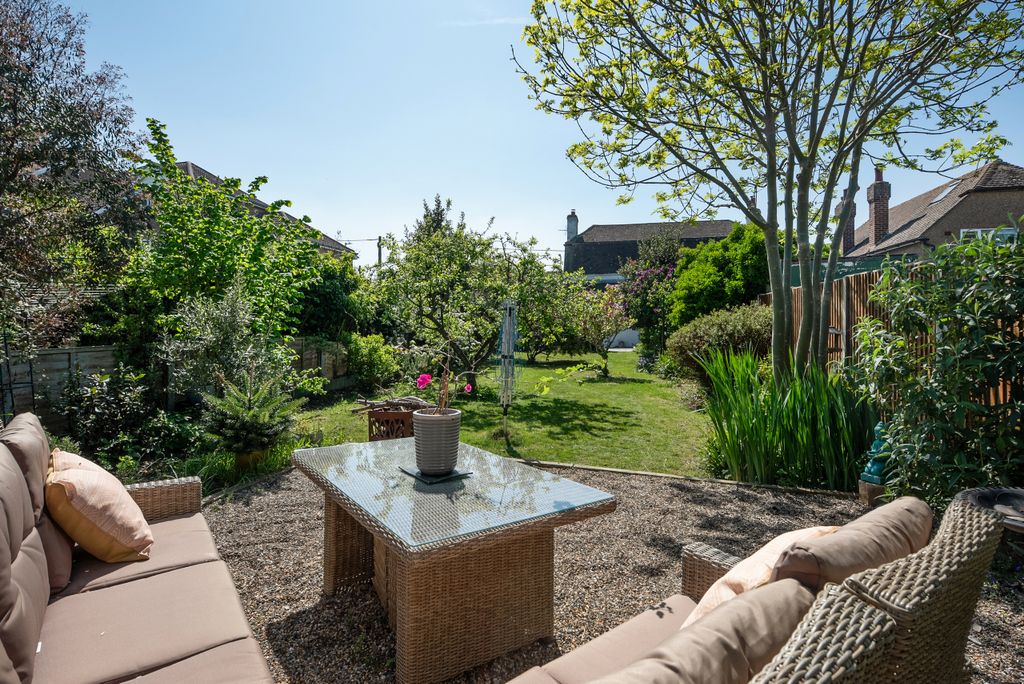 Property photo 2 of 19 Garden