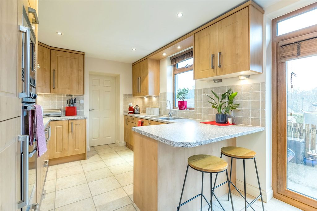 Property photo 3 of 25 Dining Kitchen