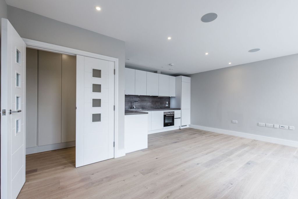 Property photo 3 of 11 Hallway (Example)