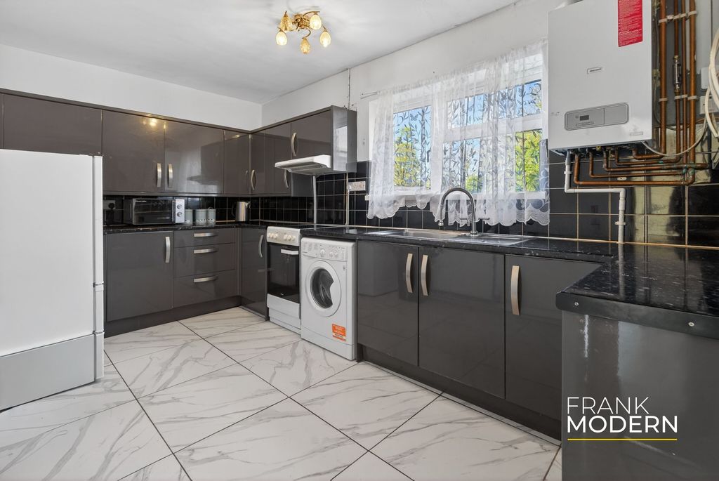 Property photo 3 of 33 Kitchen