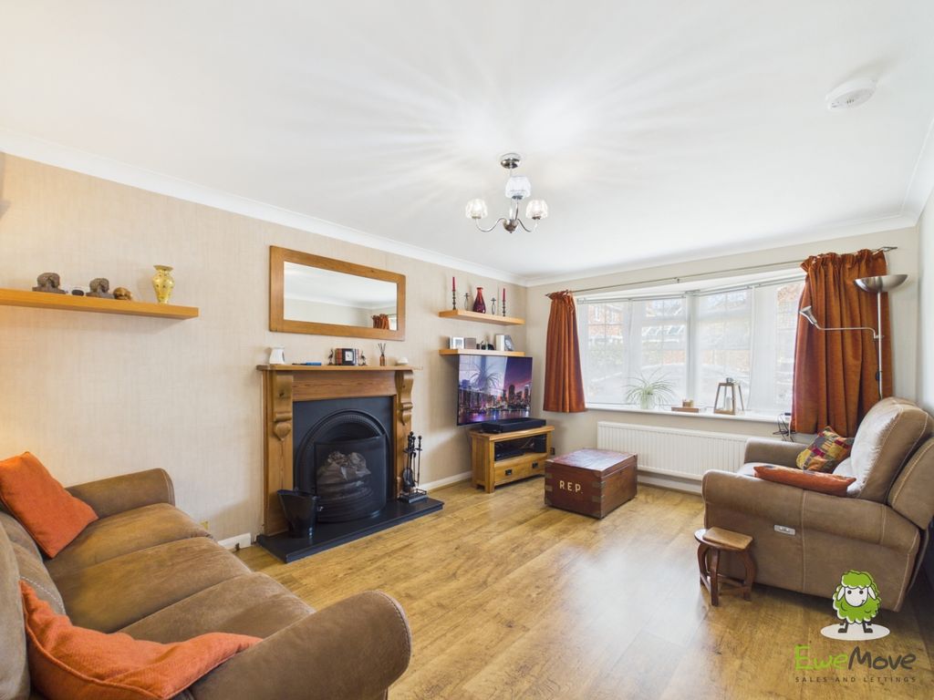 Property photo 3 of 30 Ewemove Estate Agents Basingstoke - Saffron Close