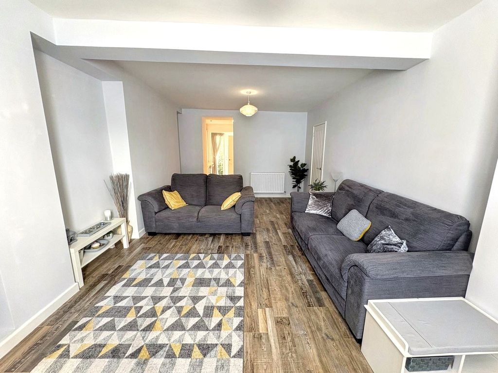 Property photo 3 of 13 Lounge