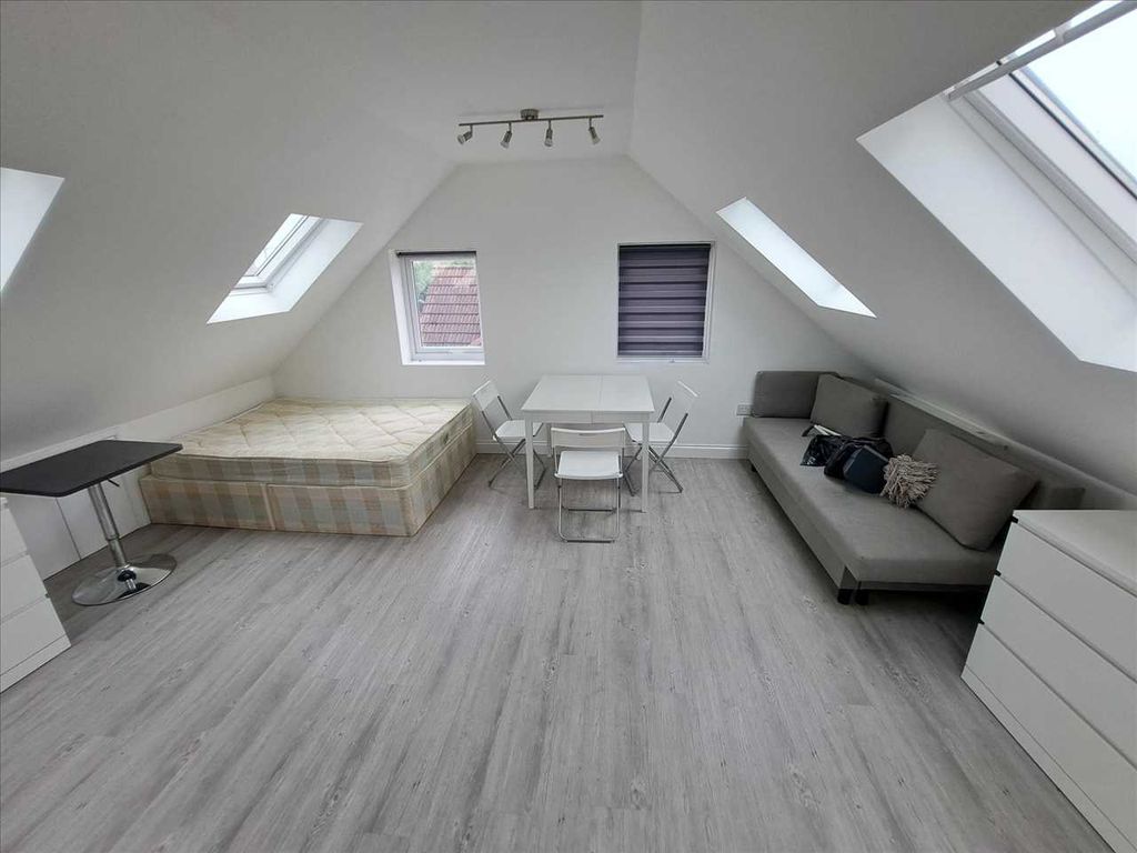 Property photo 2 of 3 Studio Bedroom / Living / Kitchen