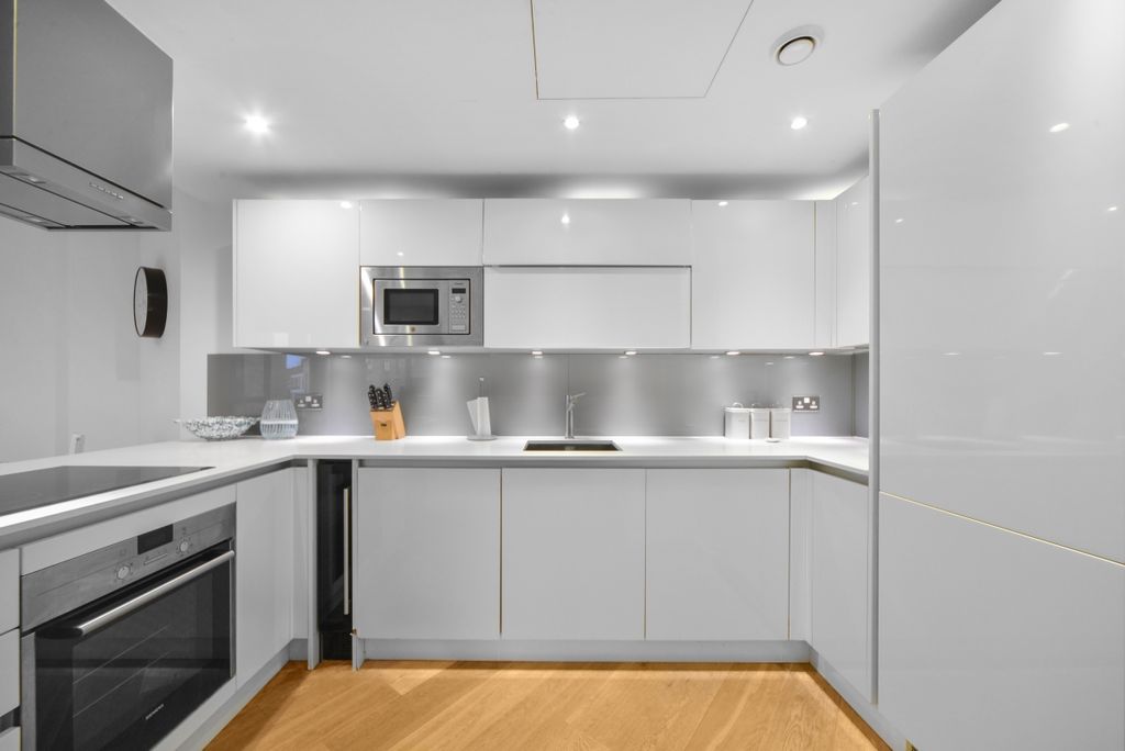 Property photo 2 of 26 Courtyard Apartm...