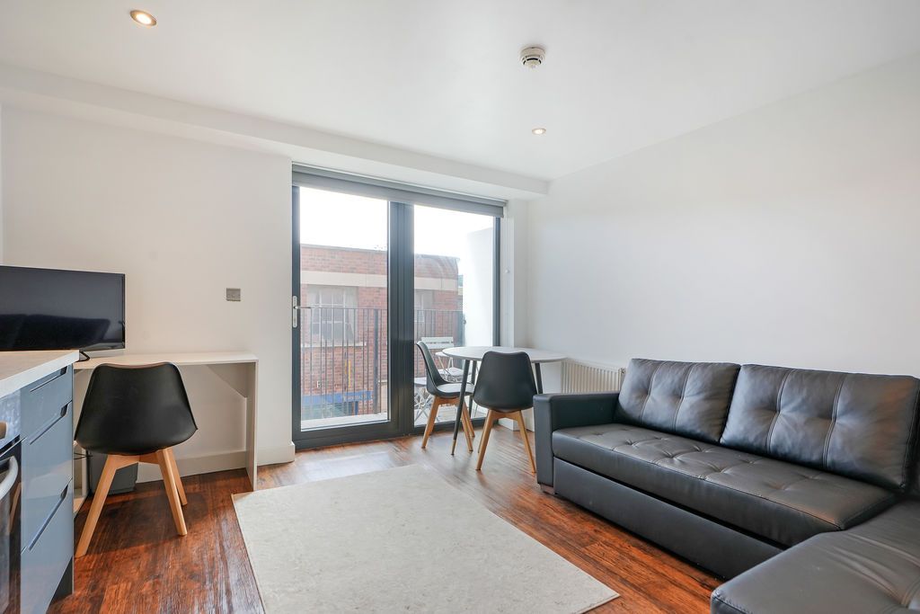 Property photo 2 of 17 Studio: Lounge