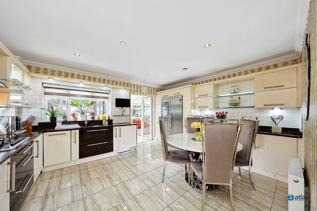 Property photo 2 of 24 Kitchen