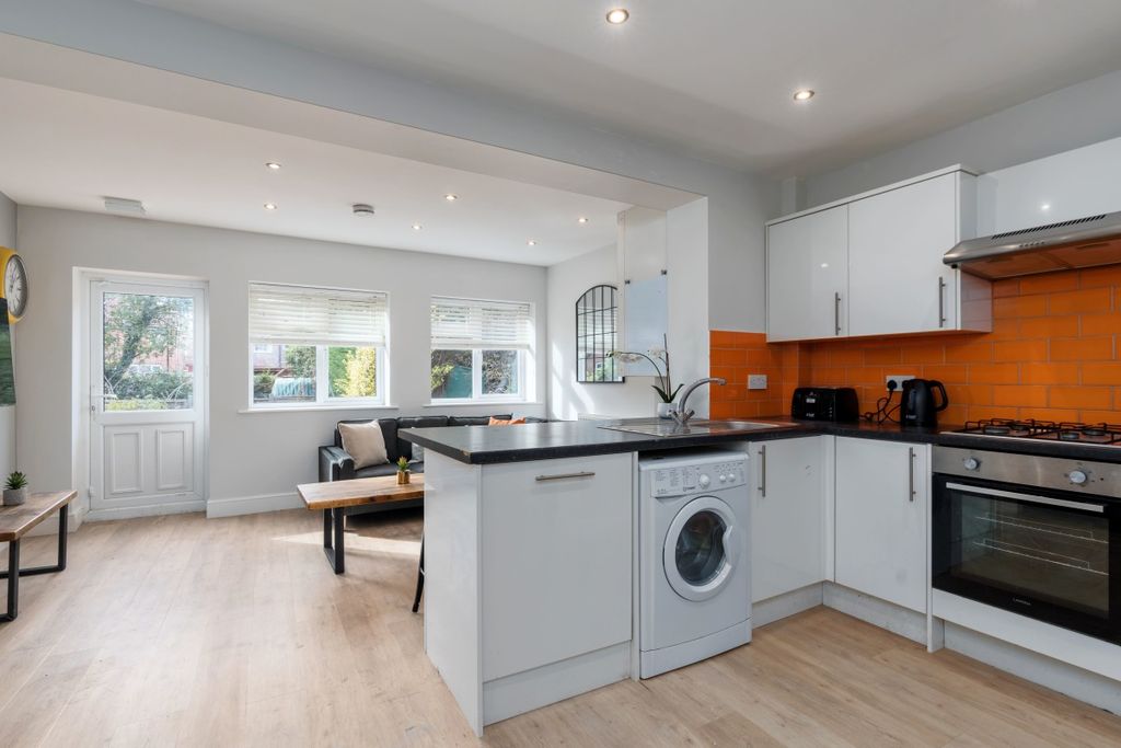 Property photo 2 of 13 8 Holcombe, Kitchen 2