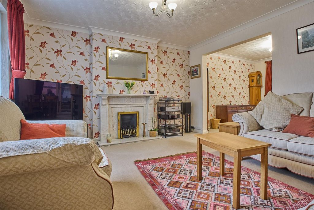 Property photo 2 of 18 Front Lounge