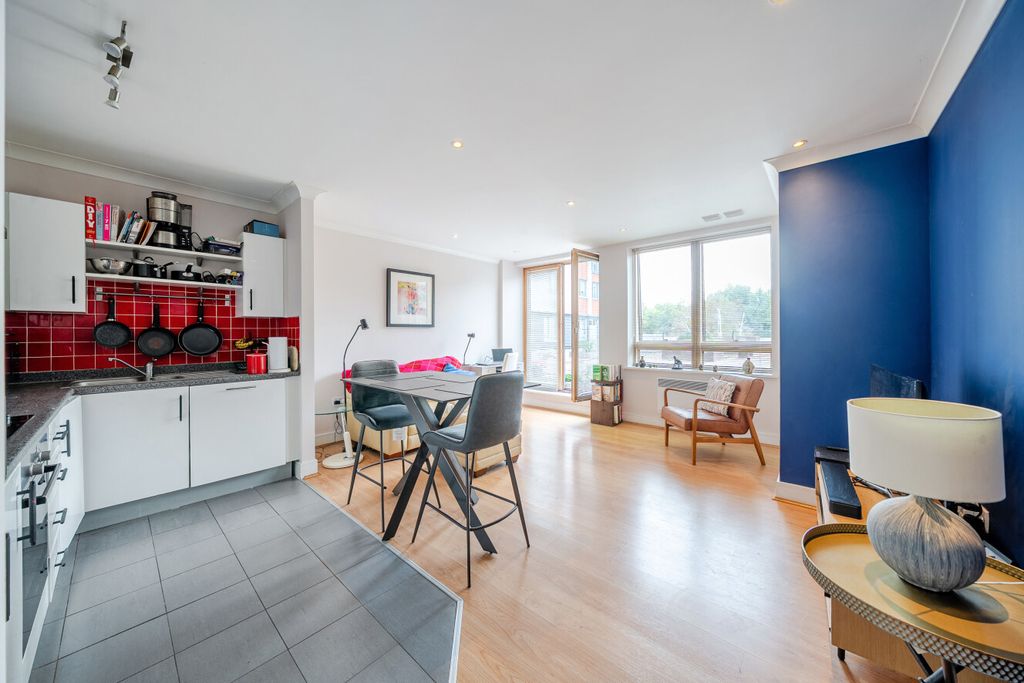 Property photo 2 of 11 1520351-12-6Aa93E...