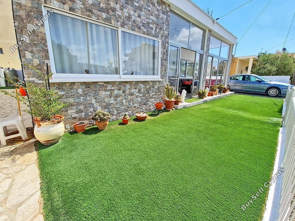 Property photo 2 of 27