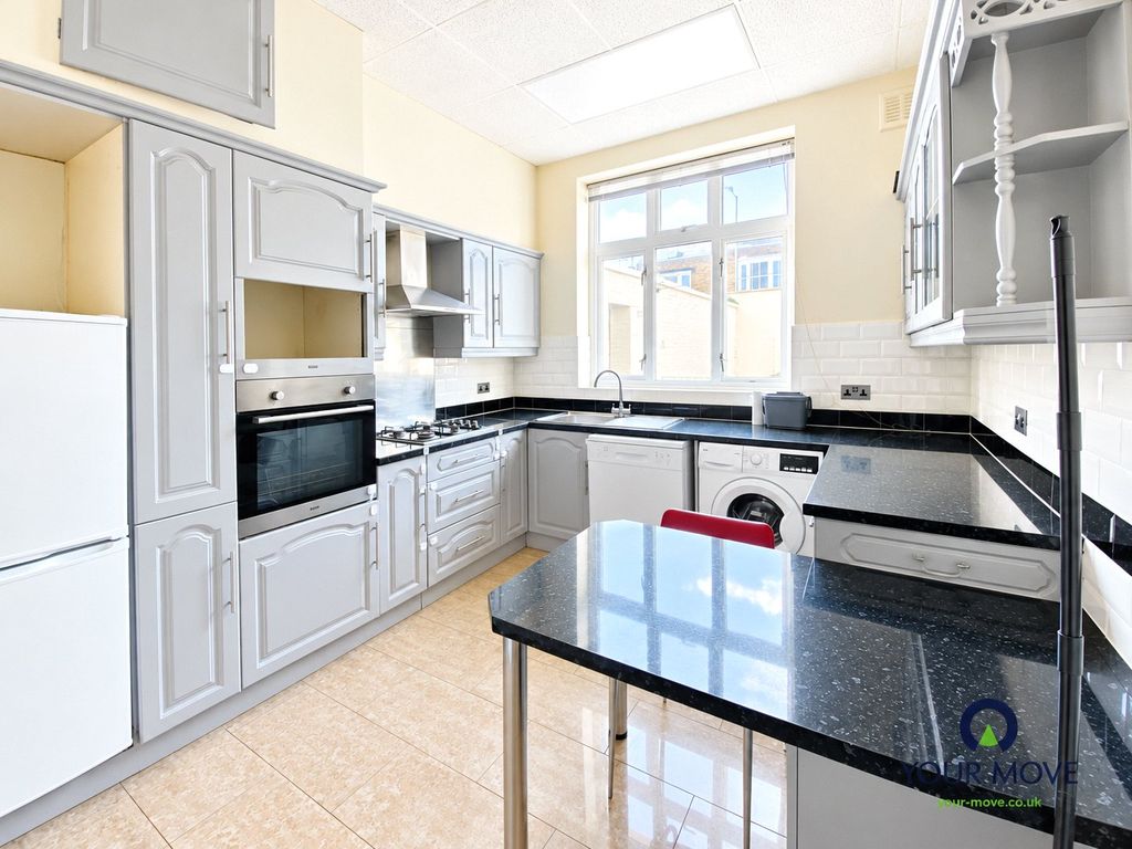 Property photo 3 of 10 Kitchen
