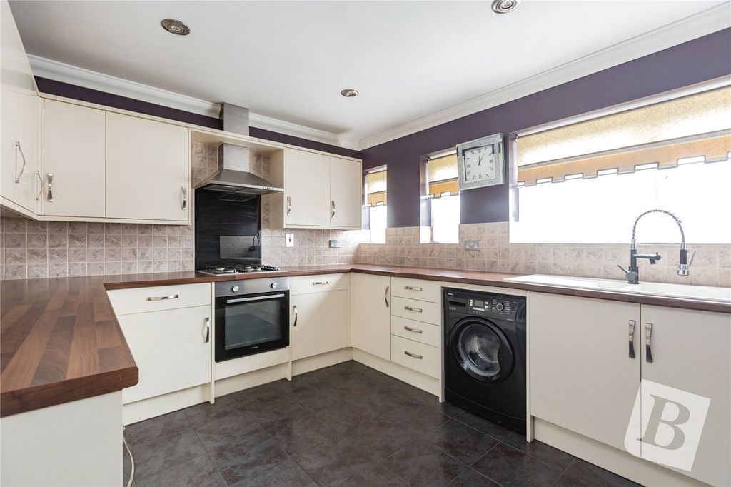 Property photo 3 of 11 Kitchen