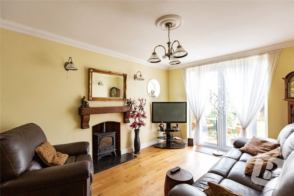 Property photo 2 of 18 Living Room