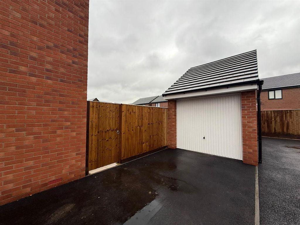 Property photo 2 of 21 Garage.Jpg