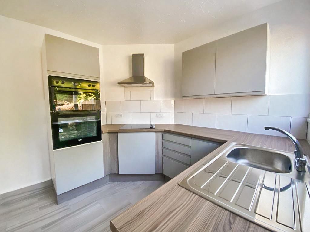 Property photo 3 of 10 Kitchen