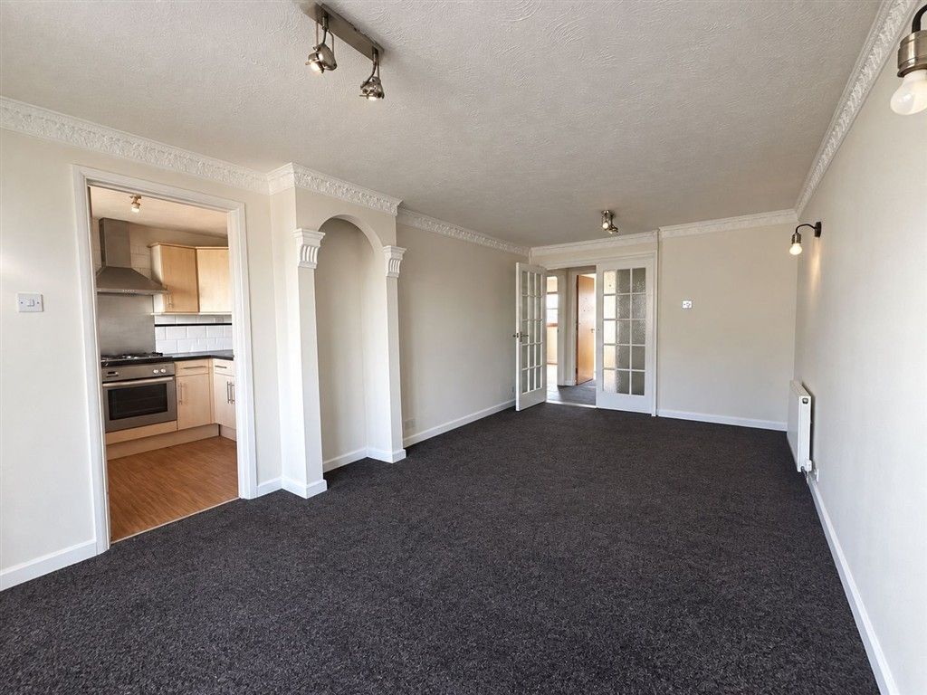 Property photo 3 of 8 Lounge