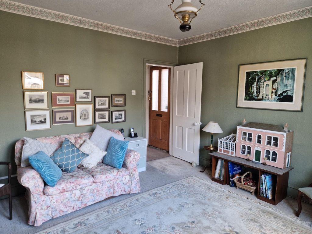 Property photo 3 of 13 Lounge