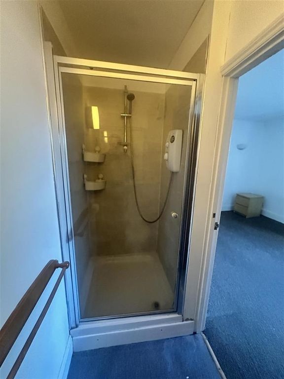 Property photo 2 of 9 Bright And Tidy Modern Walk-In Shower Unit....
