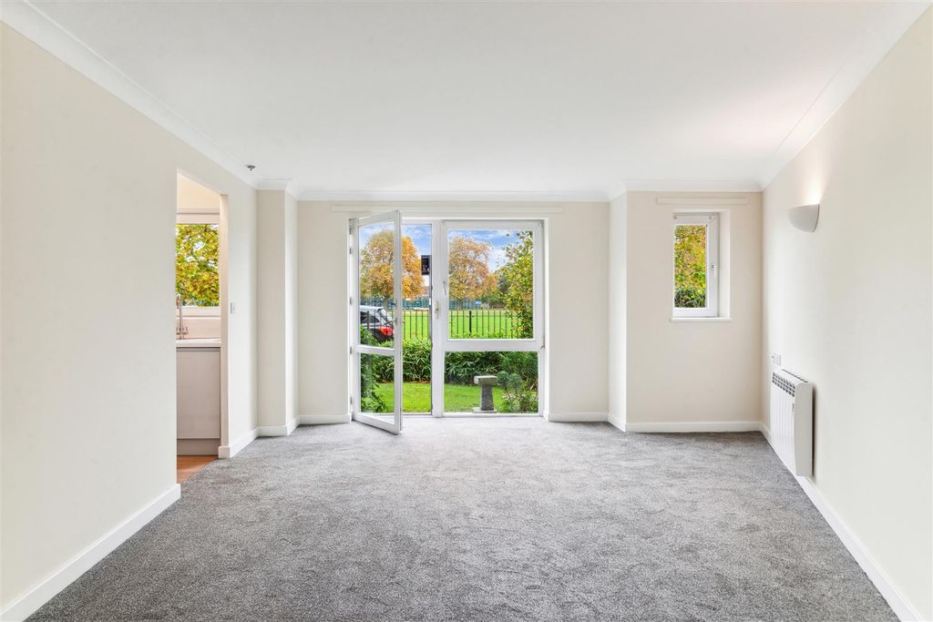 Property photo 1 of 11 Homecross House, W4 - For Sale