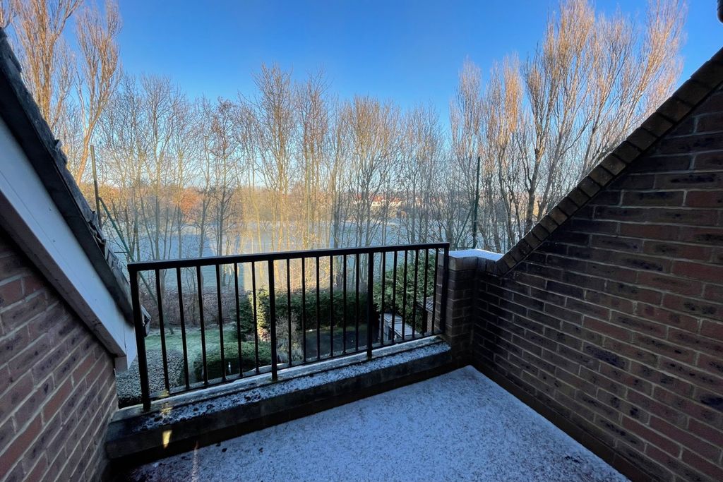 Property photo 3 of 8 Balcony