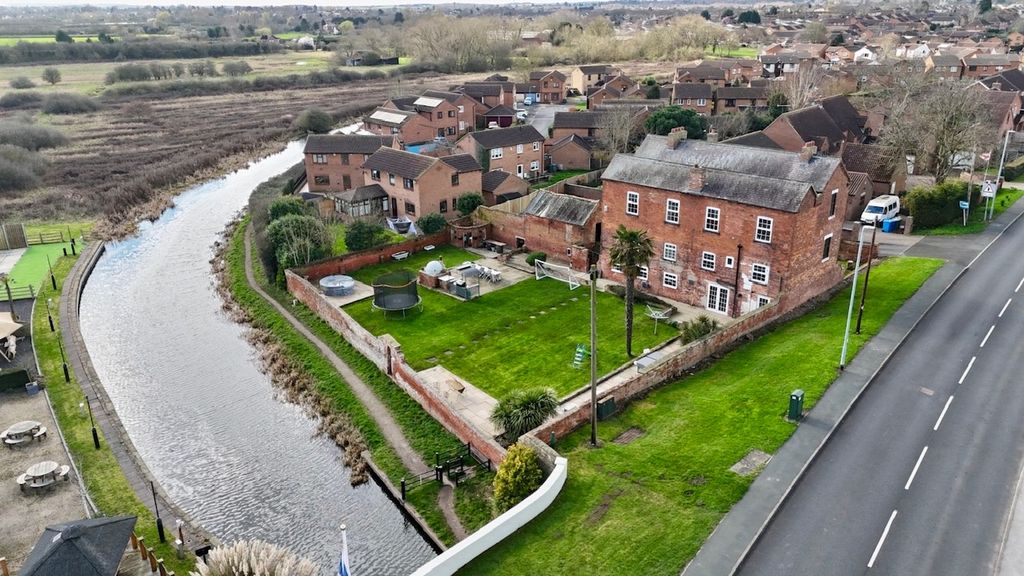 Property photo 2 of 35 Eb39Fcea-Bc2E-439B-B706-844E3F7F545E