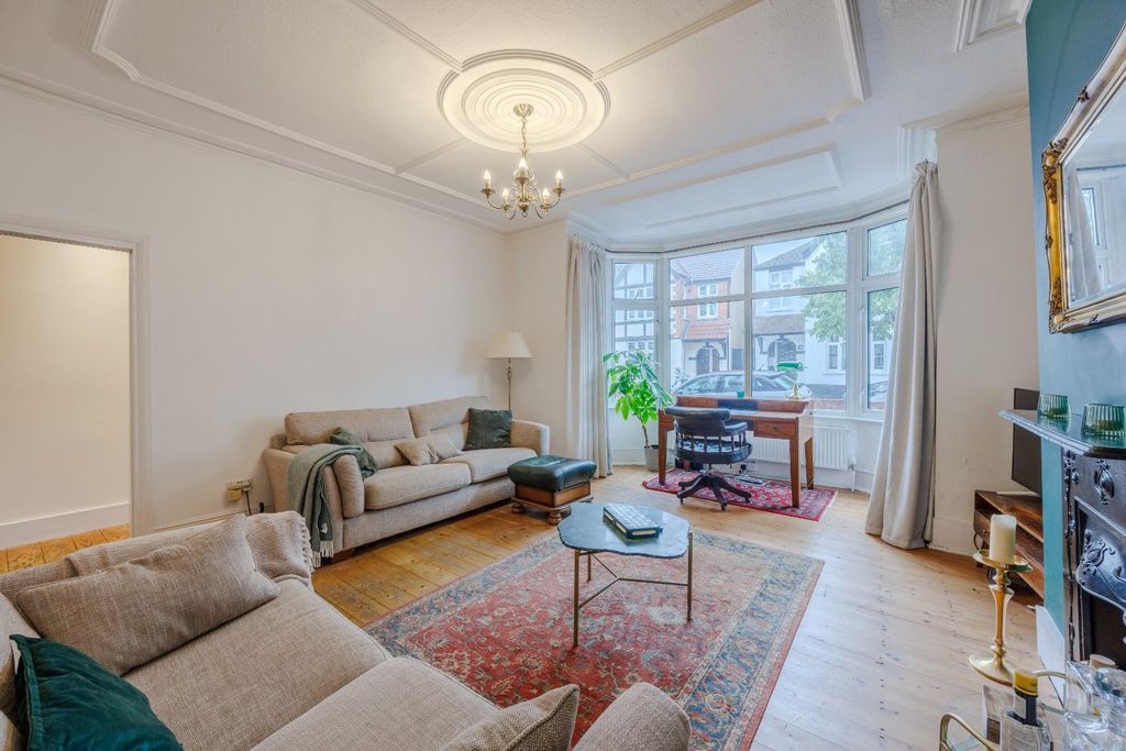 Property photo 3 of 19 Lounge