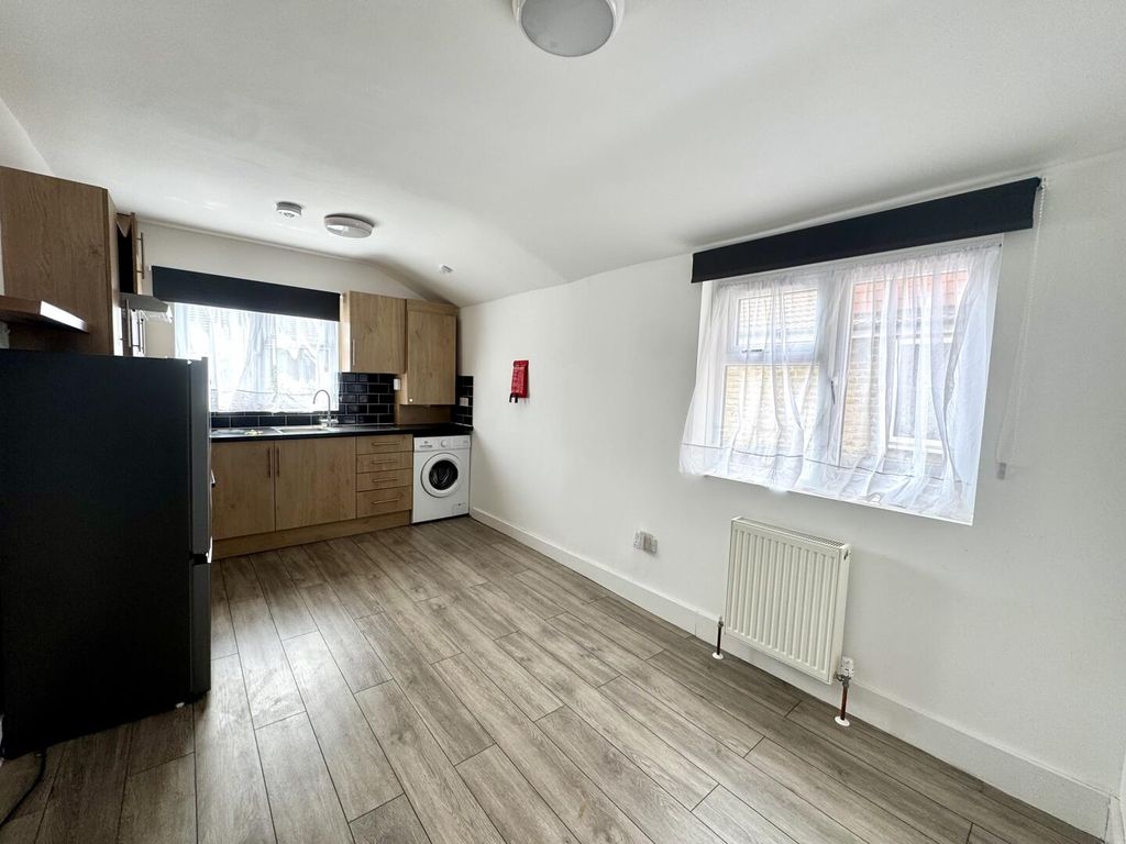 Property photo 1 of 7 Kitchen