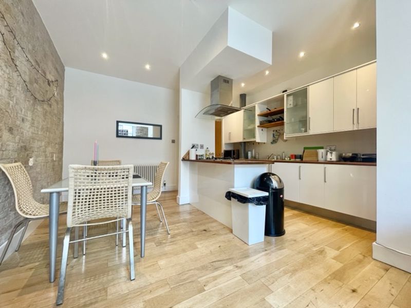 Property photo 1 of 10 Photo 4