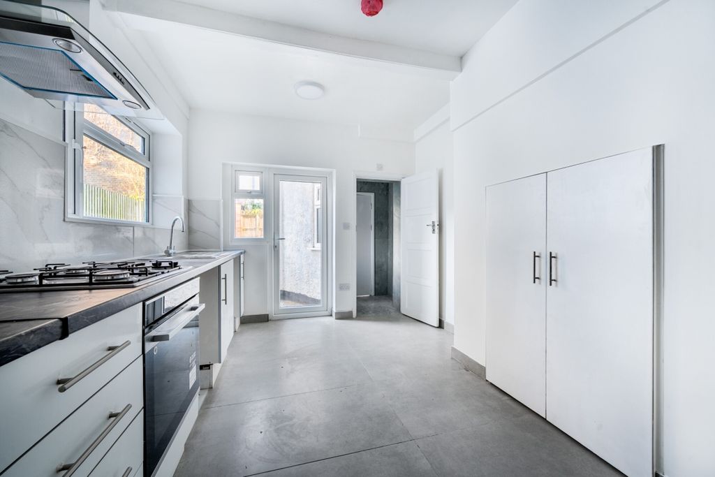 Property photo 3 of 23 1396698-5-695E3B3...