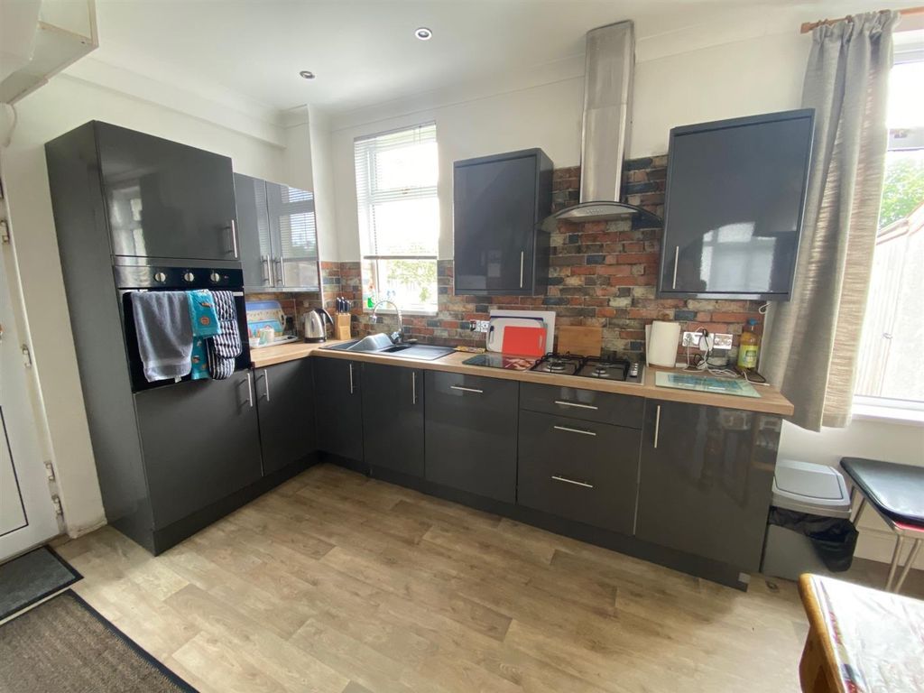 Property photo 3 of 13 Kitchen/Dining Room