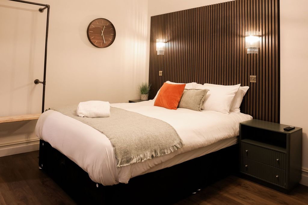 Property photo 1 of 10 Stylish Double Bedroom With Feature Wood Paneling ...