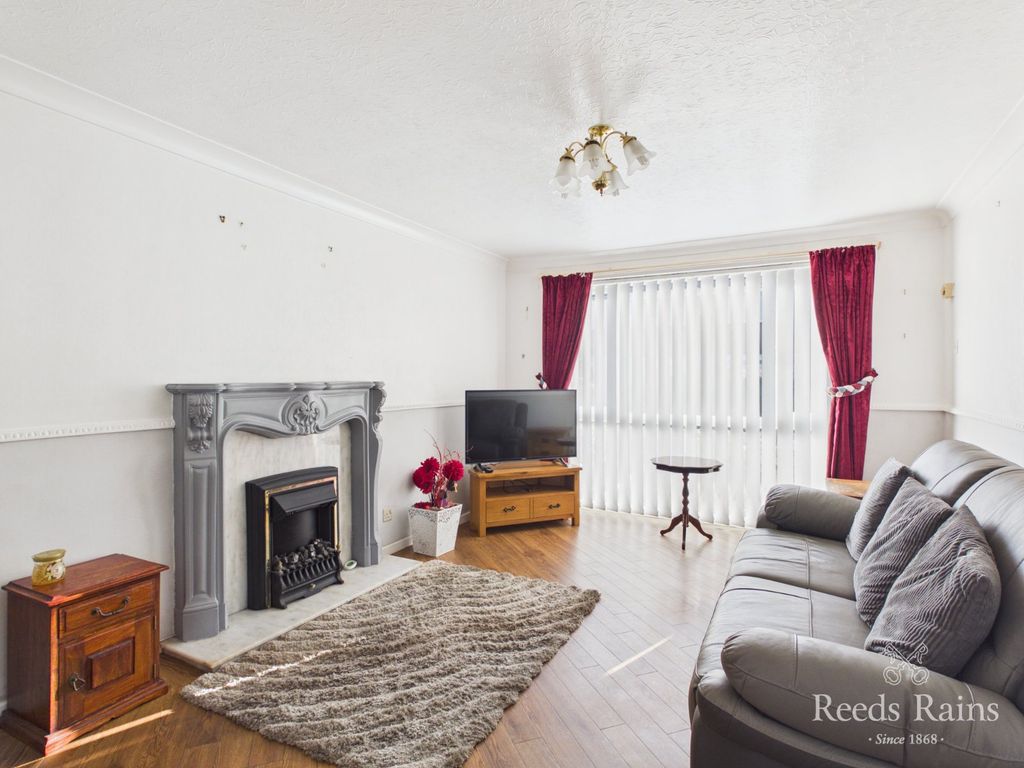 Property photo 3 of 12 Lounge