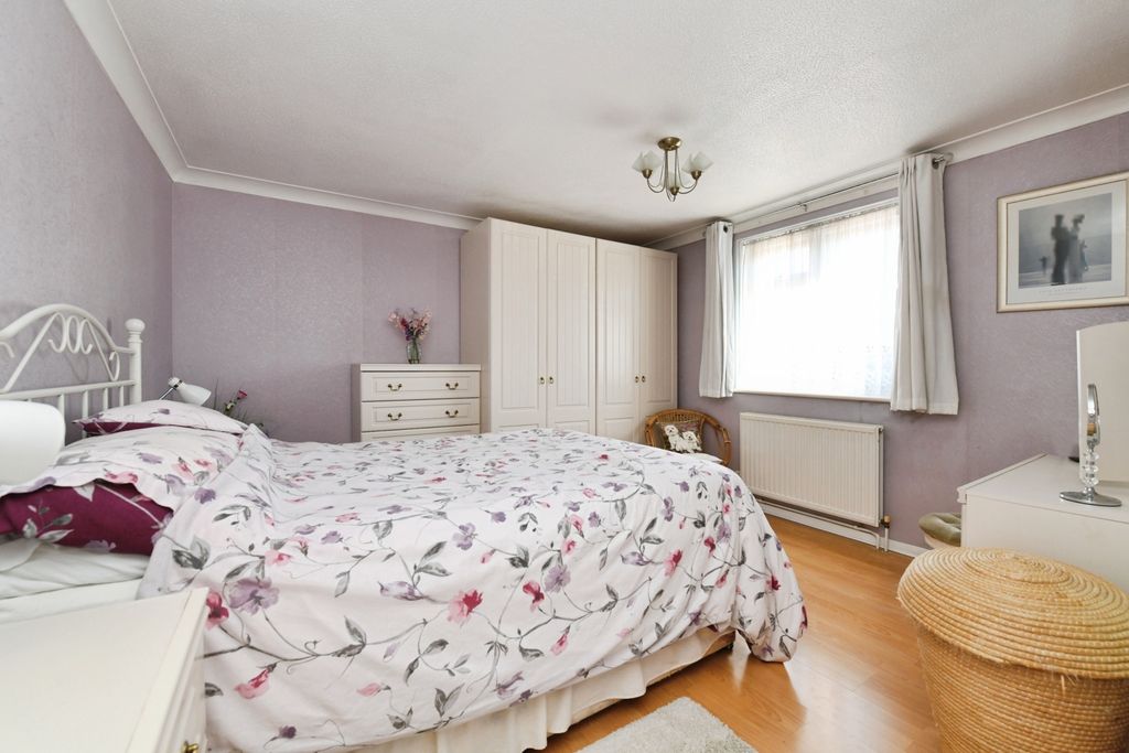 Property photo 3 of 17 Bedroom 1