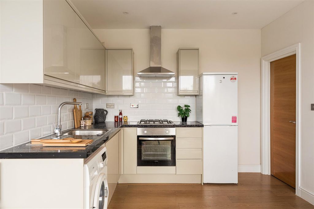 Property photo 3 of 16 Eastwood Close, E18