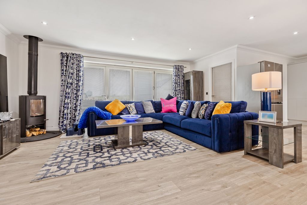 Property photo 3 of 45 Gallery