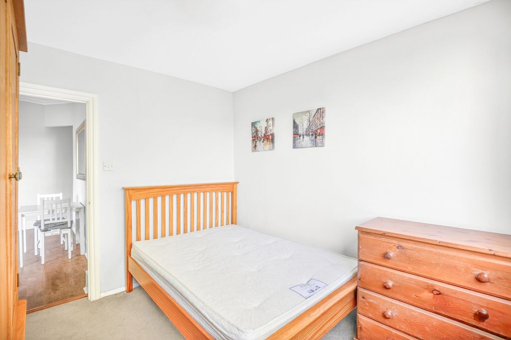 Property photo 2 of 6 Stapleton Hall 4