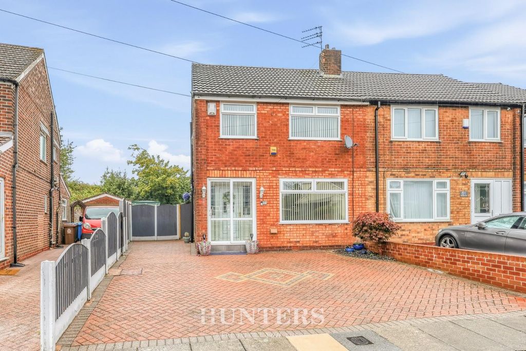 Property photo 1 of 21 Round Thorn Road (26).Jpg