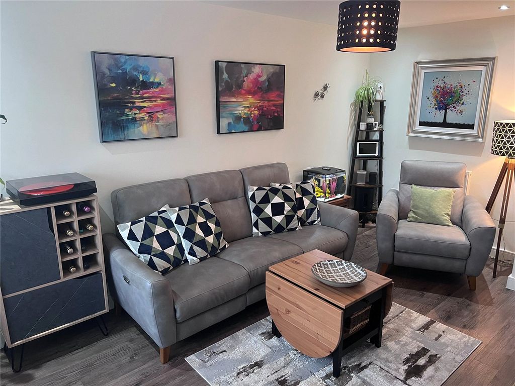 Property photo 3 of 24 Lounge