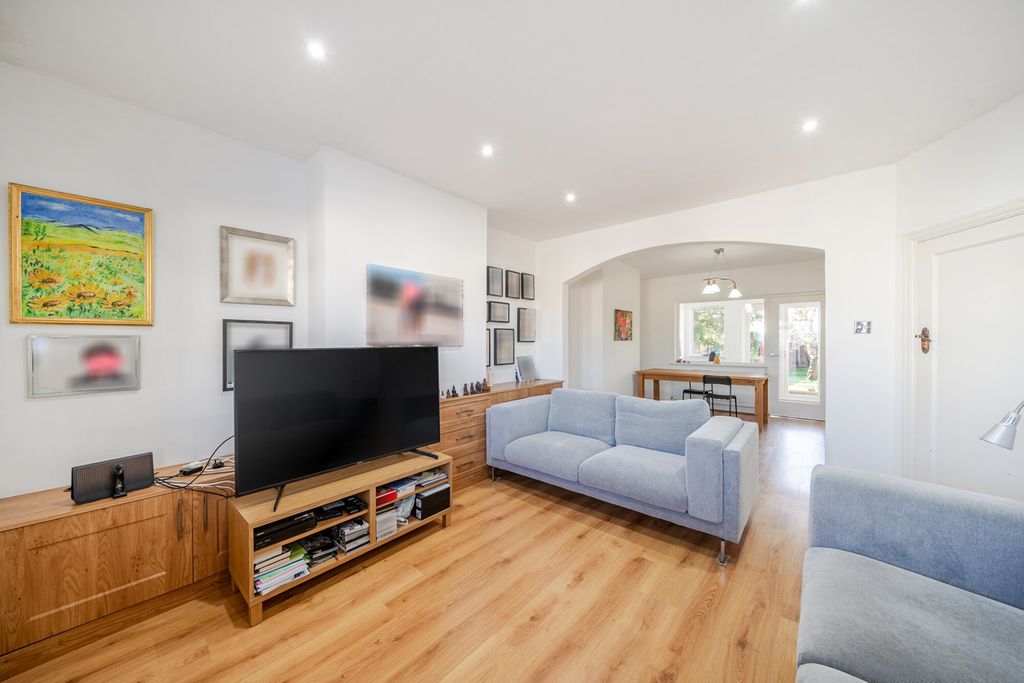 Property photo 3 of 22 1387088-17-692Ecb...