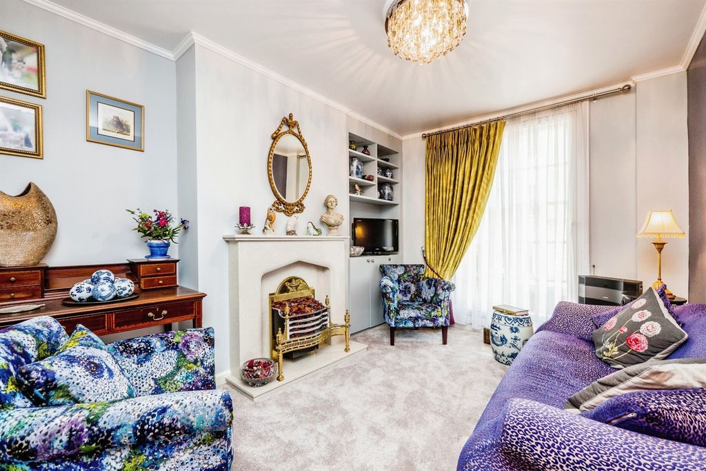 Property photo 2 of 11 Living Room