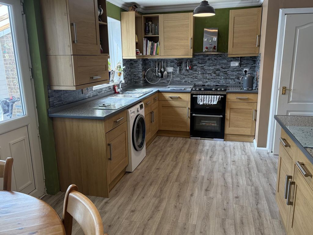 Property photo 3 of 19 Kitchen