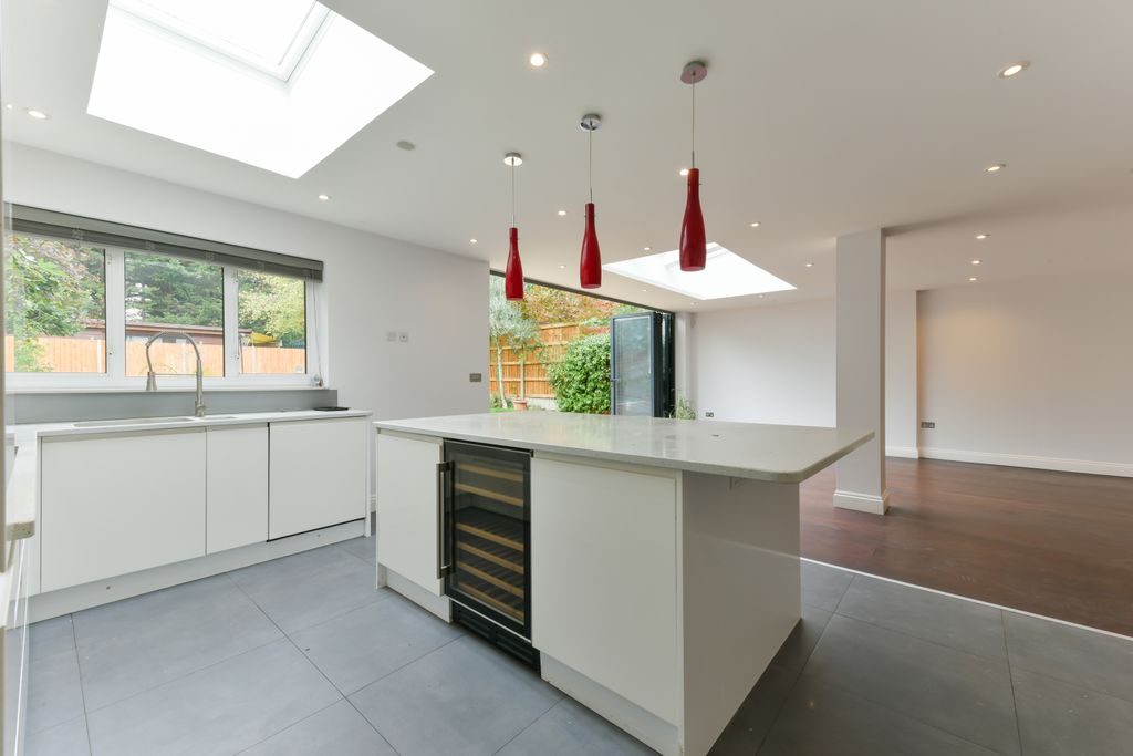 Property photo 2 of 9 Kitchen