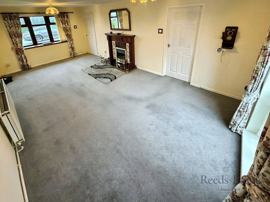 Property photo 2 of 11 Lounge