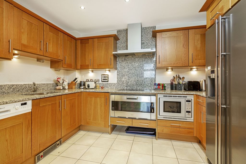 Property photo 3 of 10 Kitchen