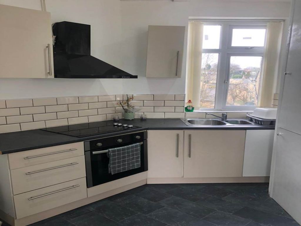 Property photo 2 of 6 274 Thronhill (Kitchen)